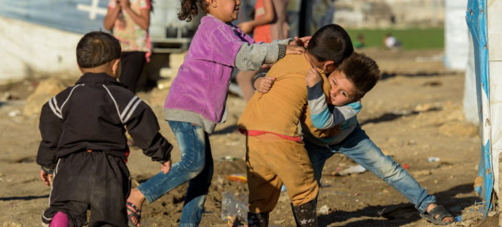 難民居住地域で遊ぶ子どもたち